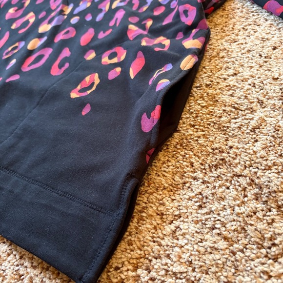 Chico's Zenergy Top Size 2 (Large) Multicolor Leopard Print Long Sleeve Knit EUC - Picture 5 of 10
